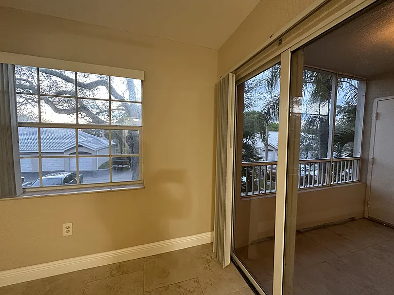 2811 N Oakland Forest Dr #209 — Photo 4
