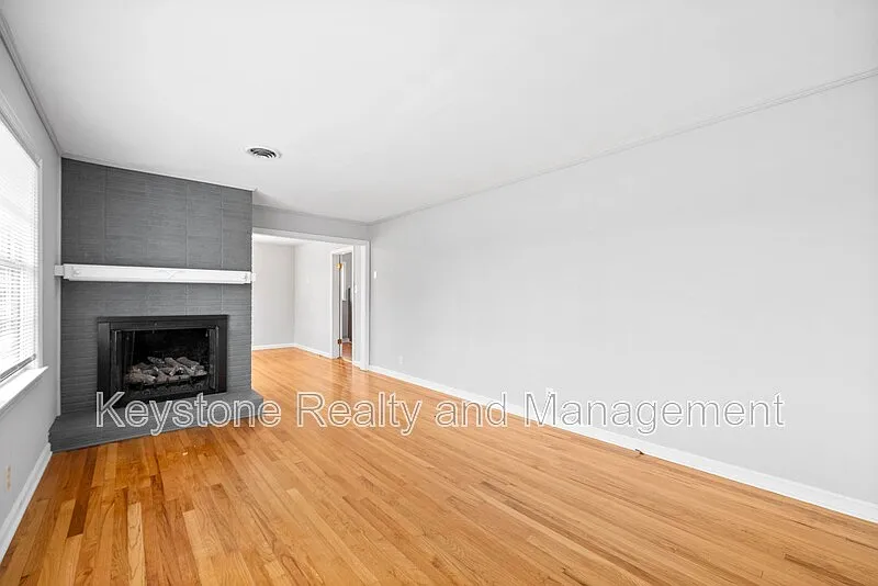 3 bed, 2.0 bath, 2080 sqft, $1,600 — Photo 3
