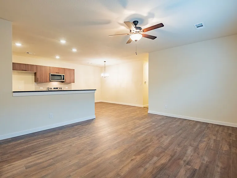 656 Wheatfield Dr — Photo 5