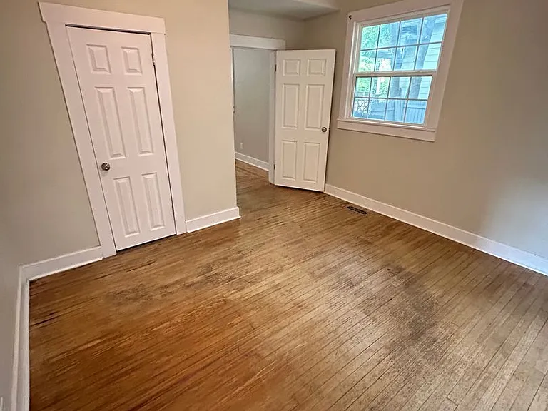318 E Webster St — Photo 12