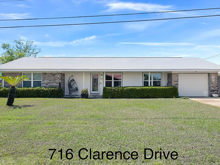 716 Clarence Dr — Photo 1