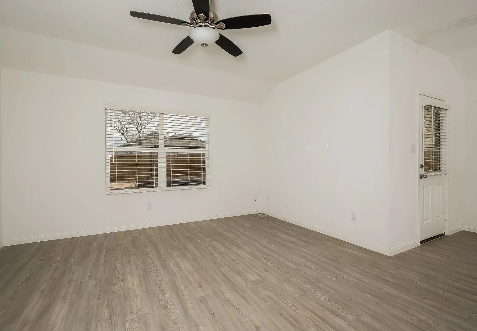 3 bed, 2.0 bath, 1410 sqft, $1,985 — Photo 4