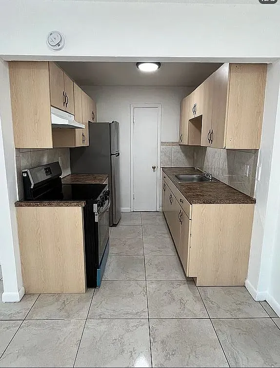 3 bed, 1.5 bath, 892 sqft, $1,850 — Photo 1