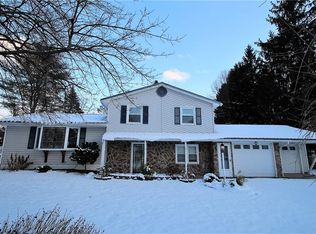 7 Pilgrim Cir, Fairport, NY 14450