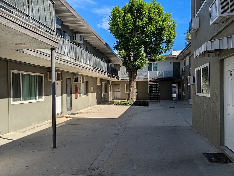 6220 Lemona Ave — Photo 5