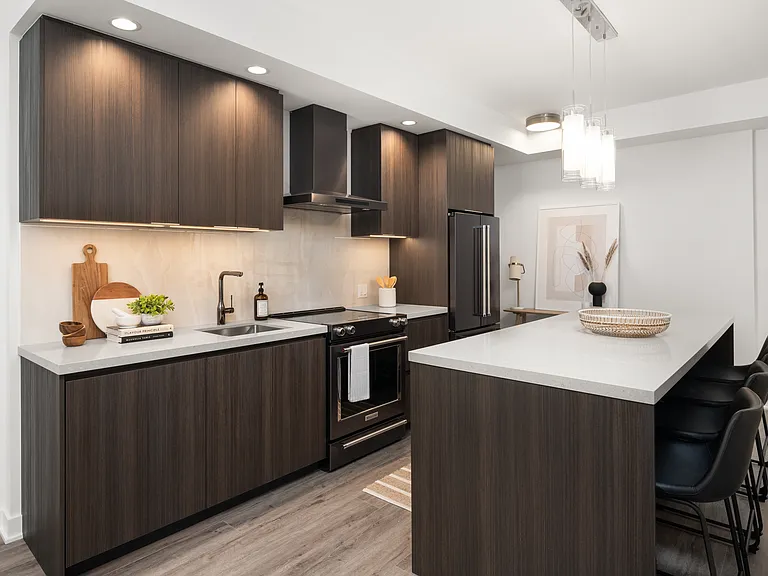 425 Wellington St W — Photo 43