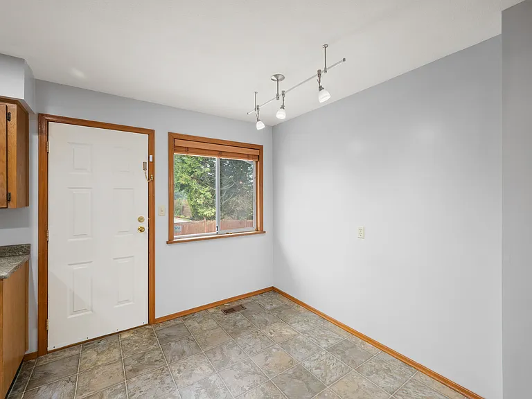 3639 Dunsmuir Way — Photo 10