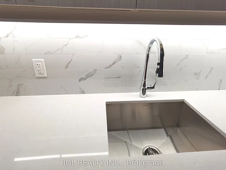 85 Oneida Cres #806 — Photo 3