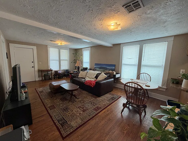 320 W Duffy St — Photo 4