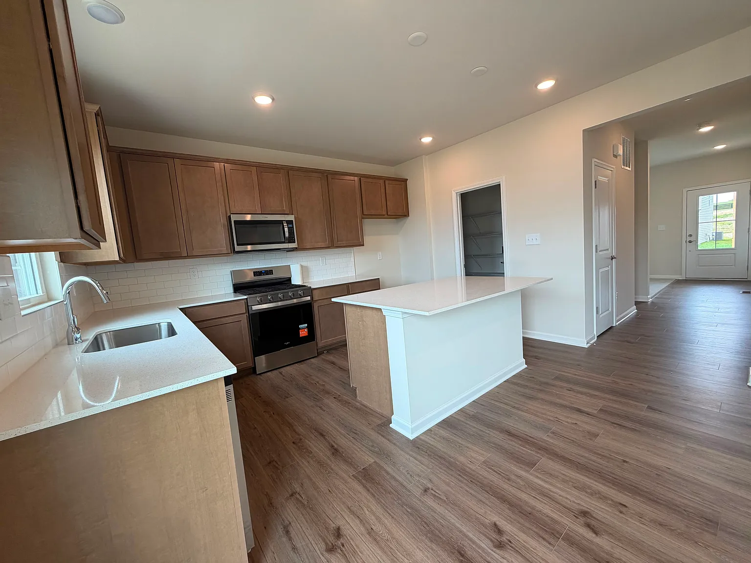 4 bed, 2.5 bath, 2169 sqft, $2,995 — Photo 4