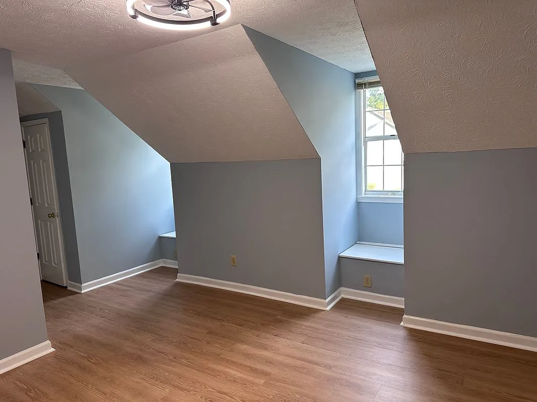 4 bed, 2.5 bath, 2600 sqft, $2,500 — Photo 2