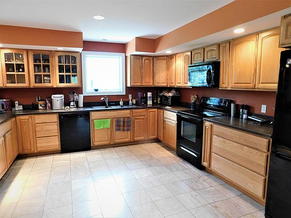 Large Inviting Kitchen - Lots of Daylight - Kraftmaid Cabinets