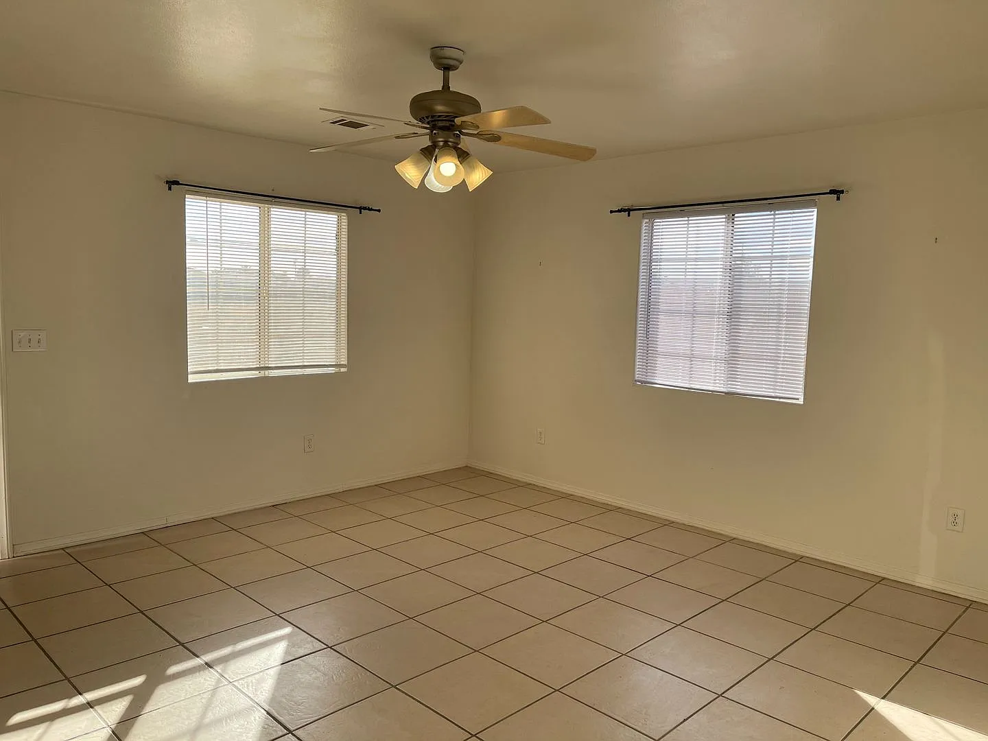 3 Bedroom 2 Bedroom Ready Now! — Photo 2