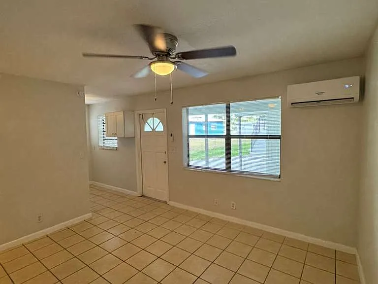 325 NW 15th St #3 — Photo 2