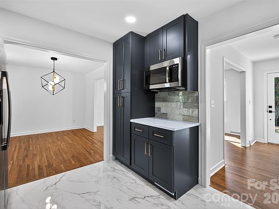 3rd image of 5938 Sharon Rd