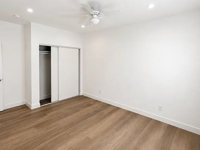 131 W 59th Pl #133-1/2 — Photo 5