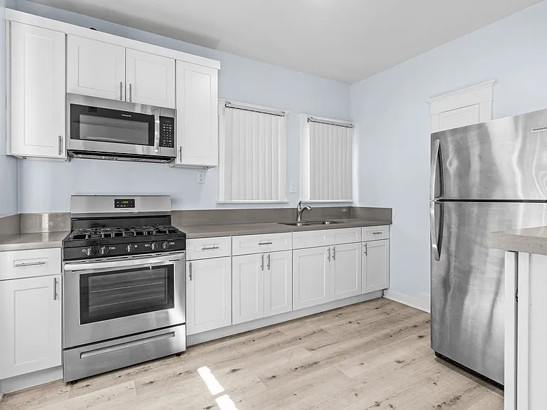 1819 - 1825 E. 7th St — Photo 16
