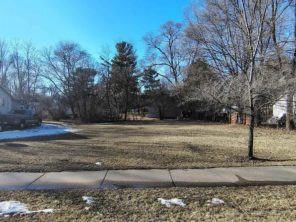 734 10th St, Waupaca, WI 54981