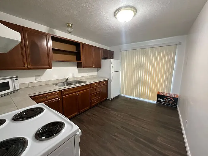1124 Vitt Dr — Photo 6