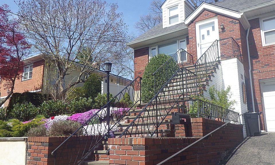 2nd image of 476 Bronxville Rd
