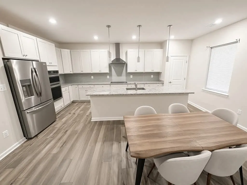 4 bed, 2.5 bath, 2636 sqft, $2,900 — Photo 3