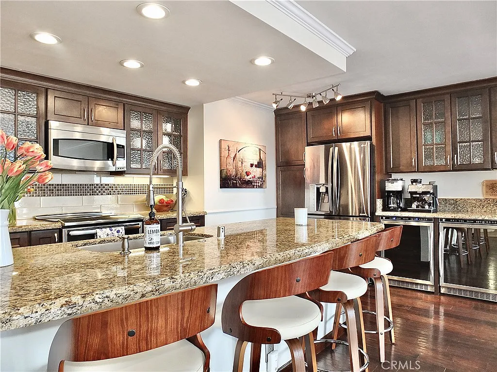 2 bed, 1094 sqft, $3,750 — Photo 2