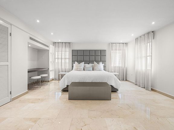 Bright, airy, and spacious master bedroom.

Dormitorio principal luminoso, amplio y ventilado.