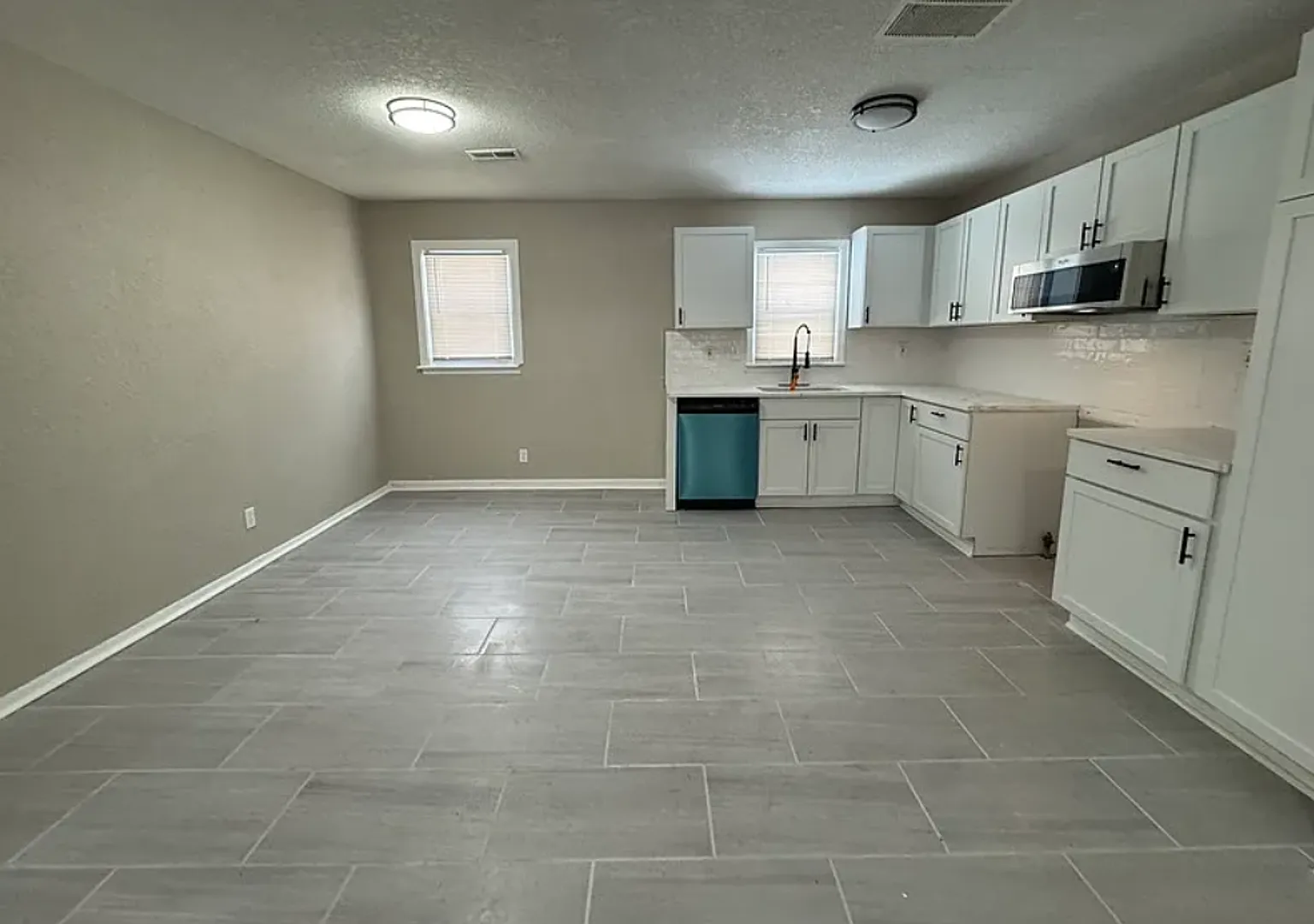3-Bedroom, 2 Bath Single Family for Rent in Kansas City| Attached Garage & Modern Kitchen — Photo 2