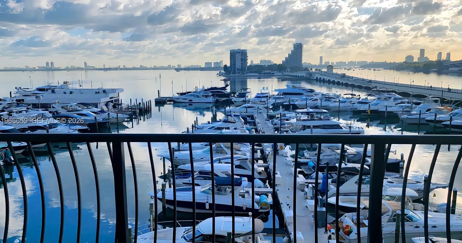 Venetia Condo — Photo 1