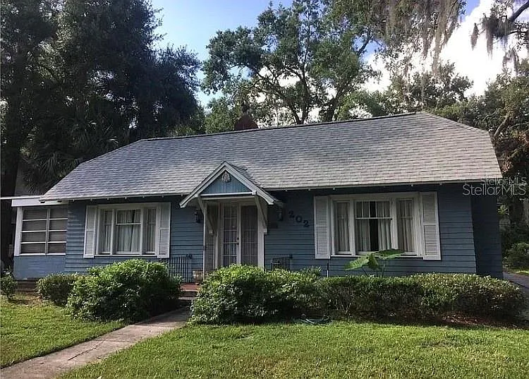 2 bed, 2.0 bath, 2800 sqft, $2,400 — Photo 1