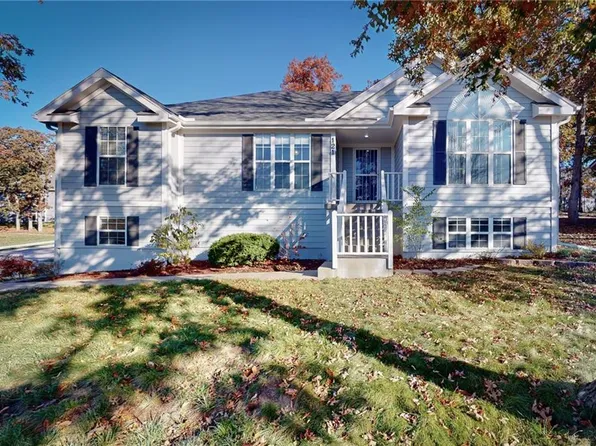 121 NW Whitlock Dr, Lees Summit, MO 64081