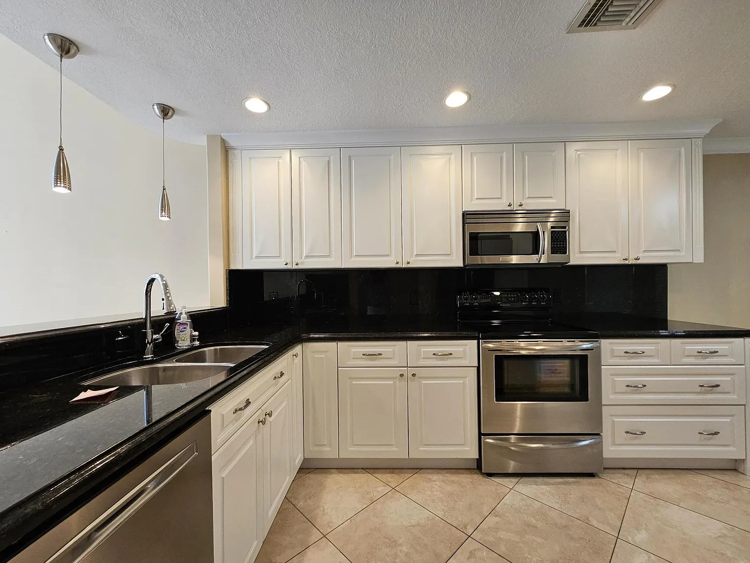 3 bed, 2.5 bath, 1750 sqft, $3,200 — Photo 3