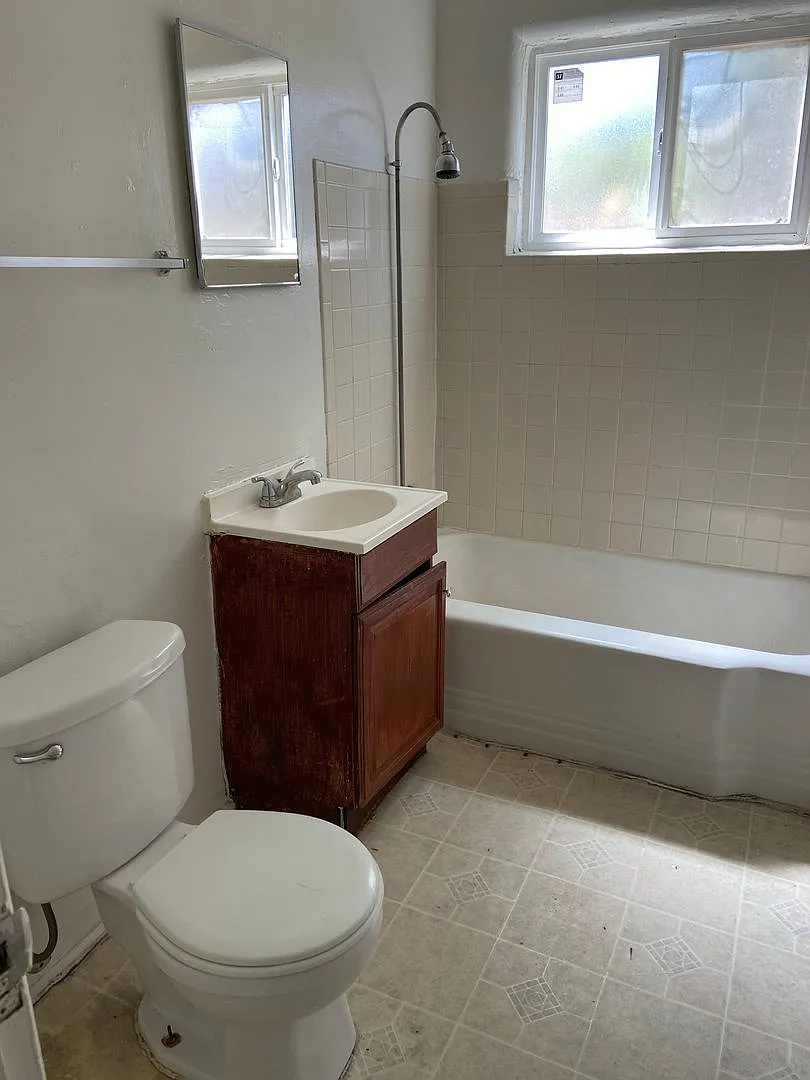 122 Charleston SE — Photo 3