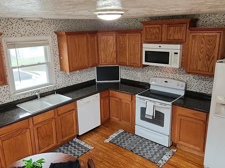 302 Ella St — Photo 6