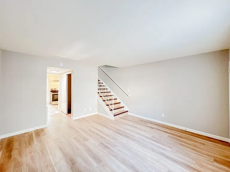 6518 CORONA — Photo 4