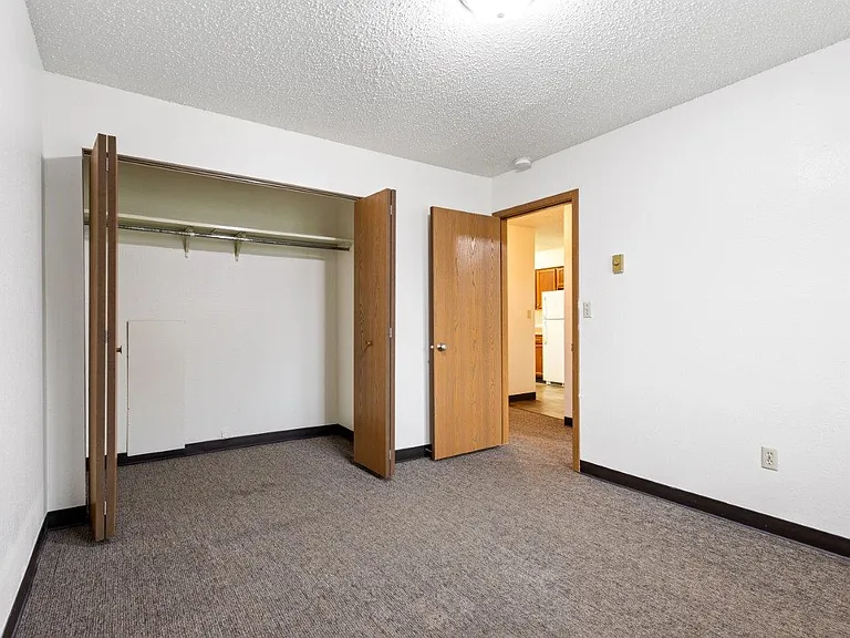 Huron Apartments — Photo 16