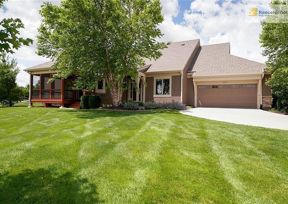 Villa sits on beautiful large, open lot.