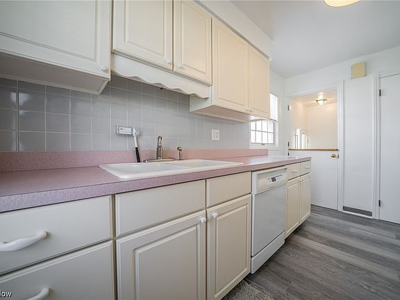 4th image of 523 Eastern Heights Blvd