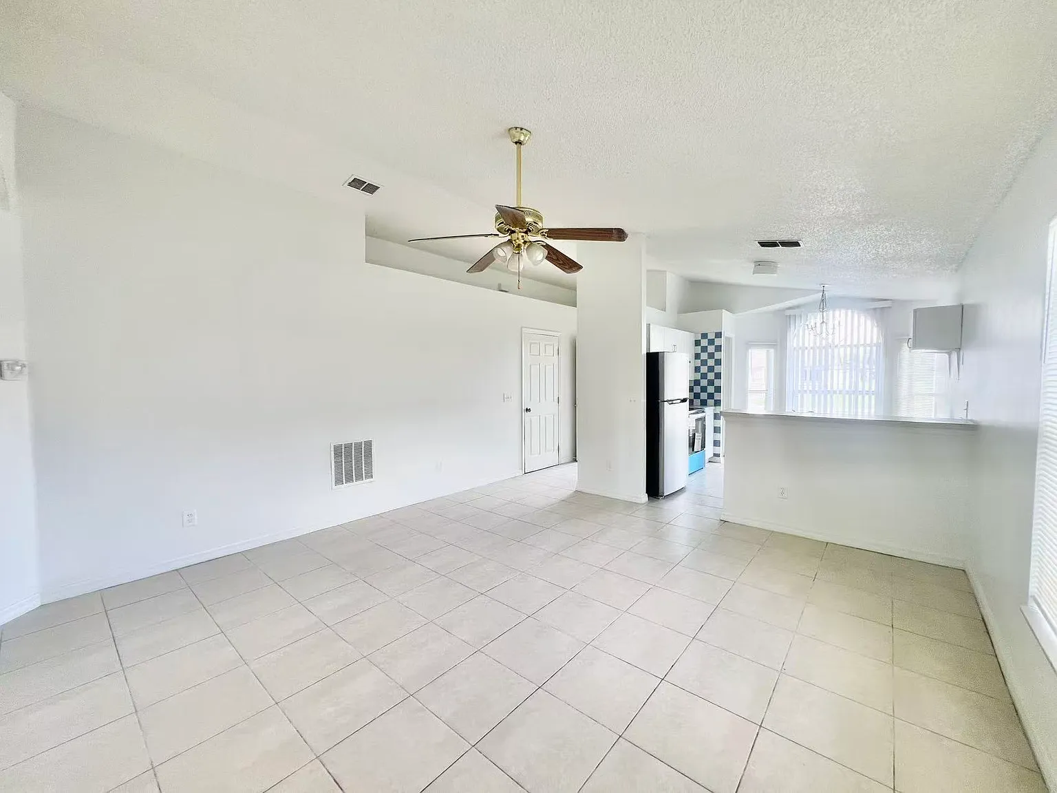 3 bed, 1097 sqft, $1,800 — Photo 3