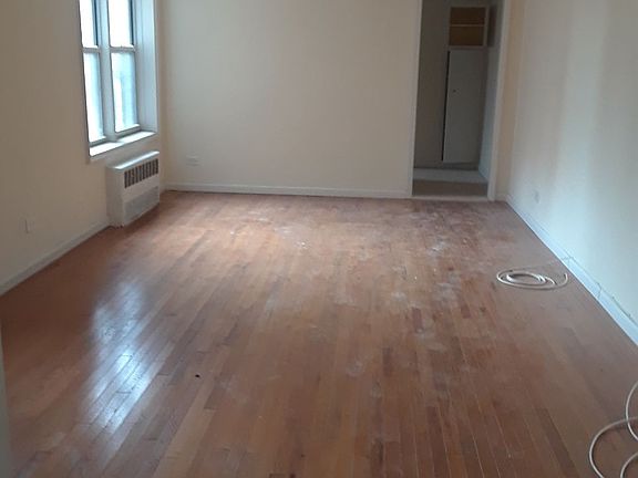 5th image of 18914 Crocheron Ave APT 211
