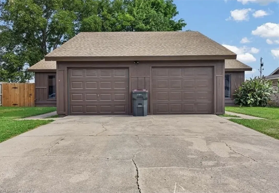 2 bed, 1.5 bath, 1568 sqft, $950 — Photo 1