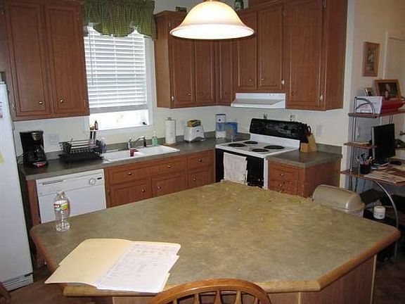 4th image of 998 Yorkshire Dr
