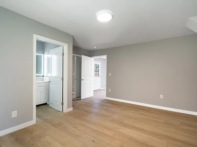 1049 W 62nd St — Photo 13