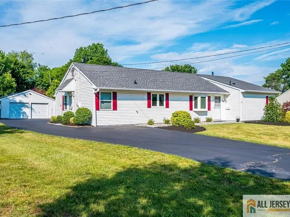 39 Kendall Rd, Kendall Park, NJ 08824