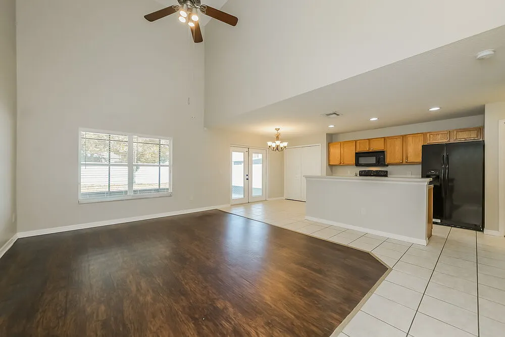 3 bed, 2.5 bath, 1372 sqft, $3,430 — Photo 4