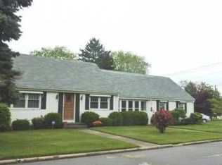 8 Hedley Cir, East Providence, RI 02914