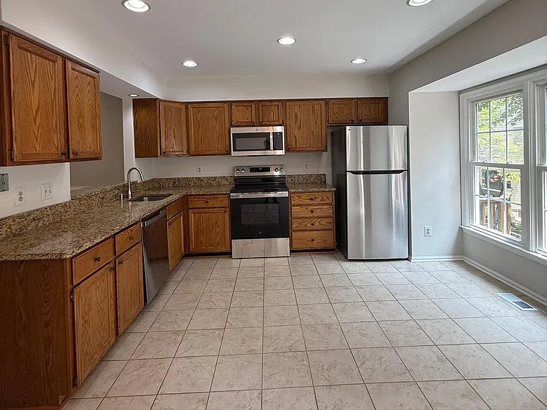 8442 Springfield Oaks Dr — Photo 6