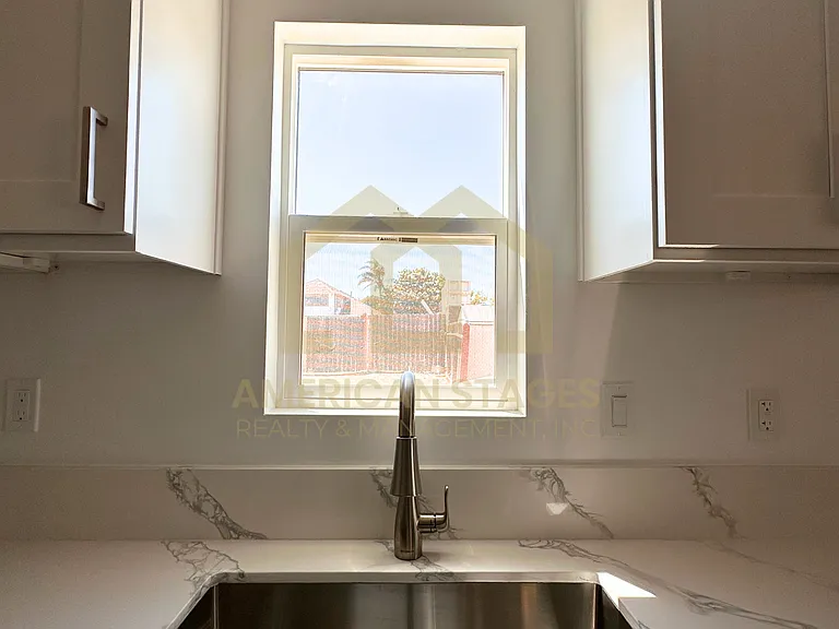 239 N East St — Photo 8