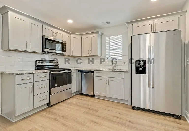 49 E 16th St SW #B — Photo 2