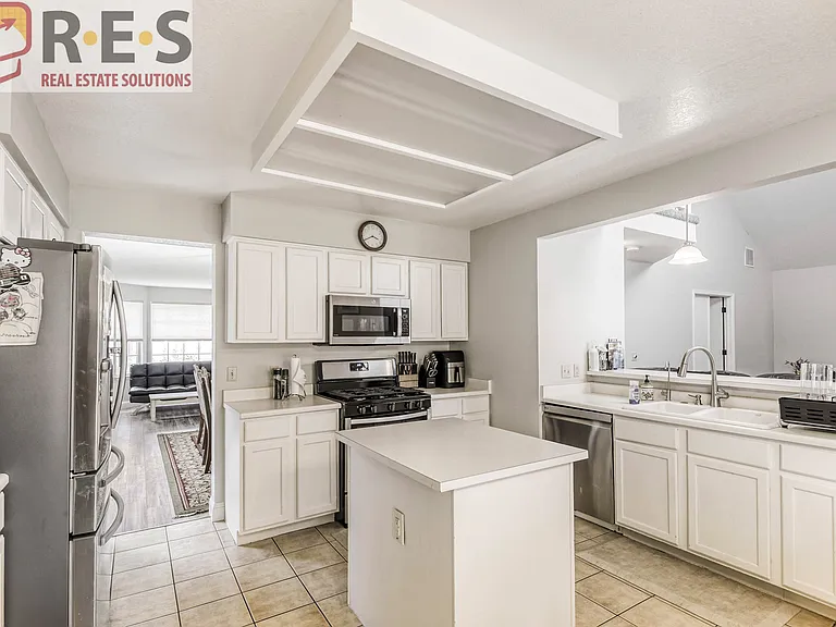 9853 Salford Ln — Photo 2